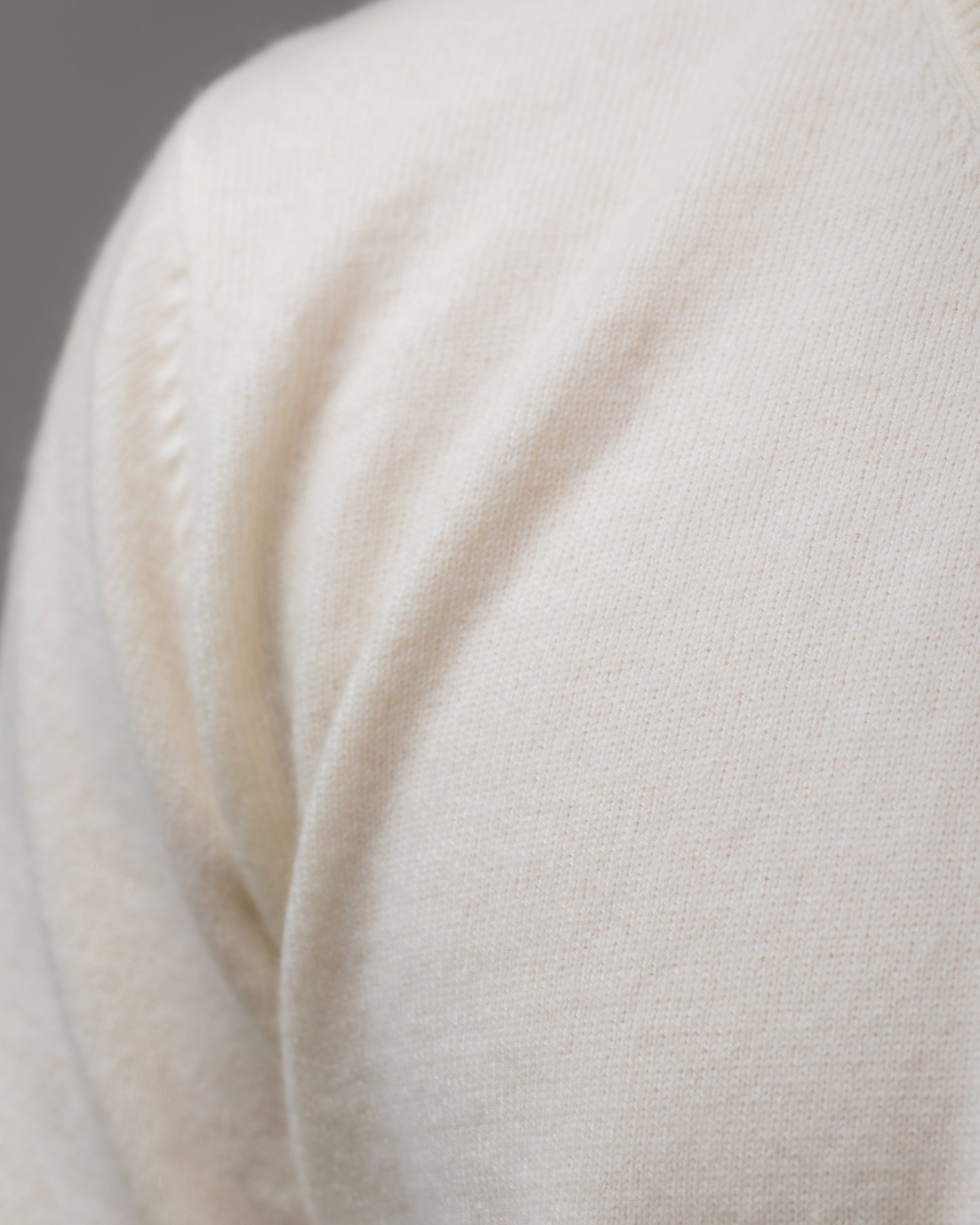 Essential V-Neck Vネック セーター